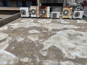 FRP張り替えの施行中の写真